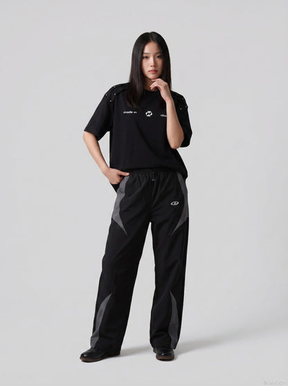 DAXUEN Oversized short-sleeve T-shirt with geometric logo — model photo
