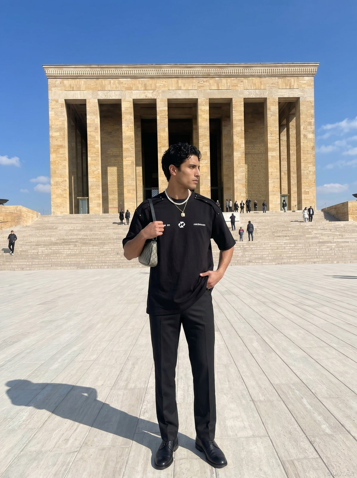 DAXUEN Oversized short-sleeve T-shirt with geometric logo — model photo