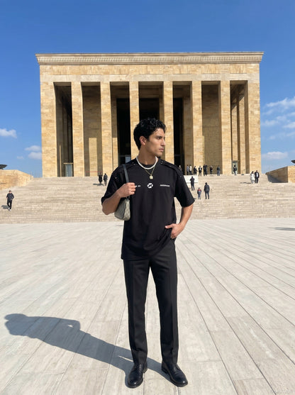 DAXUEN Oversized short-sleeve T-shirt with geometric logo — model photo