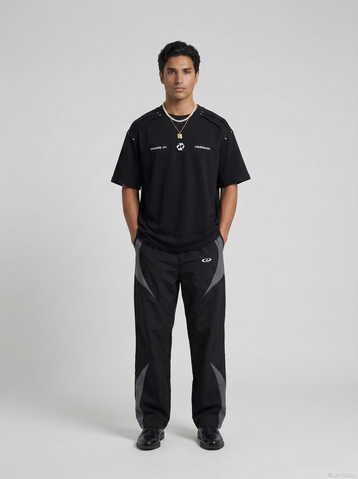 DAXUEN Oversized short-sleeve T-shirt with geometric logo — model photo