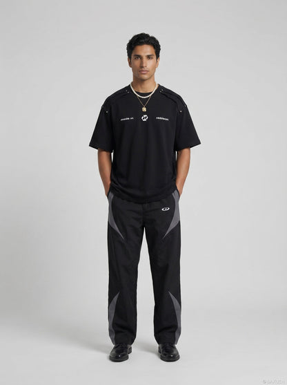 DAXUEN Oversized short-sleeve T-shirt with geometric logo — model photo