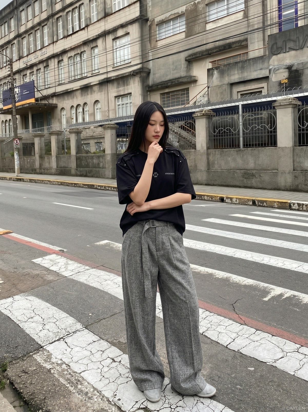 DAXUEN Oversized short-sleeve T-shirt with geometric logo — model photo