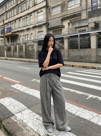 DAXUEN Oversized short-sleeve T-shirt with geometric logo — model photo