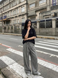 DAXUEN Oversized short-sleeve T-shirt with geometric logo — model photo