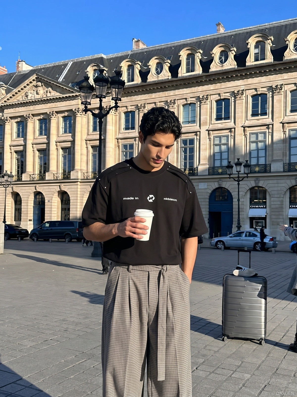 DAXUEN Oversized short-sleeve T-shirt with geometric logo — model photo