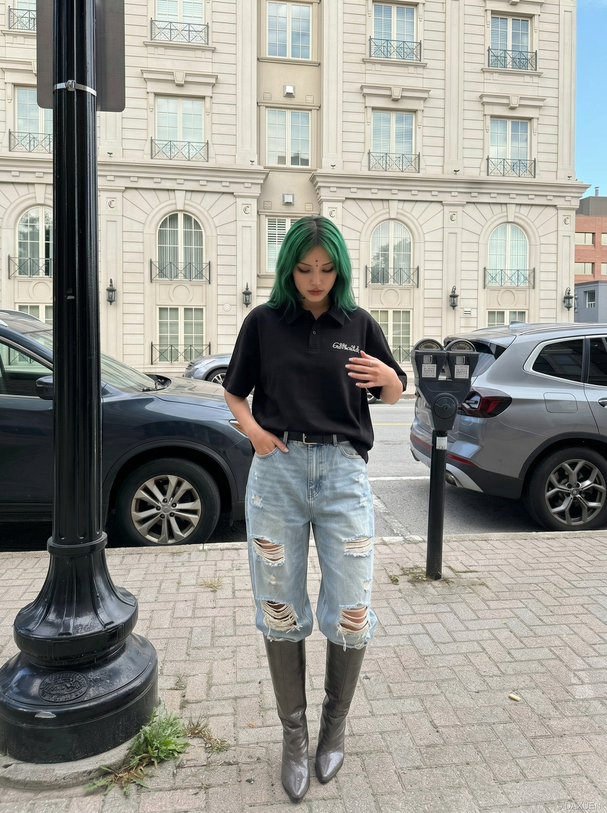 DAXUEN Short-sleeved loose-fitting polo shirt with embroidery — model photo