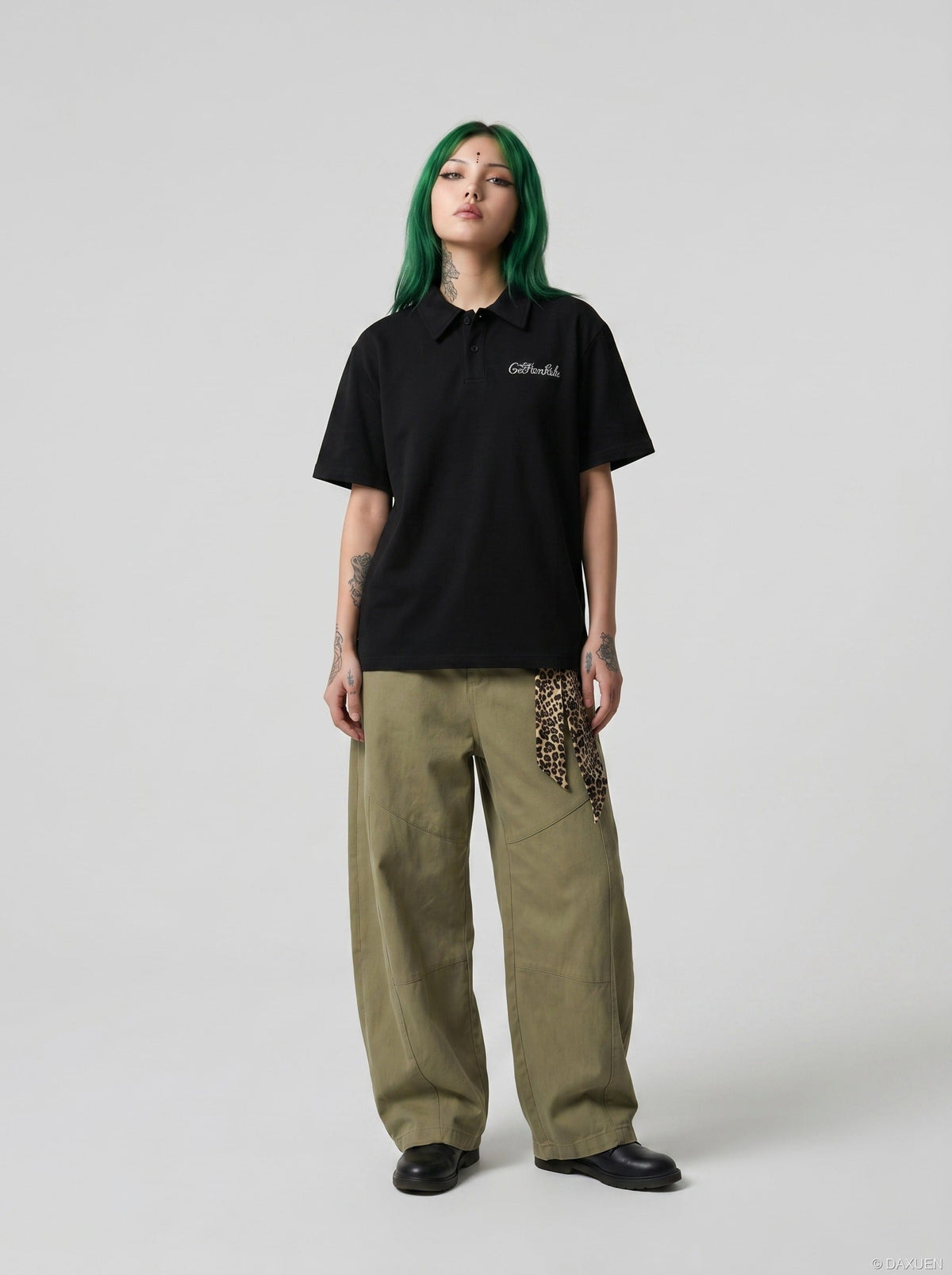 DAXUEN Short-sleeved loose-fitting polo shirt with embroidery — model photo