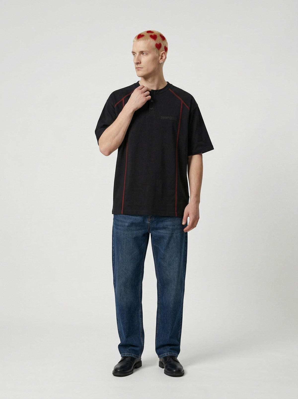 DAXUEN Glitchy text graphic short-sleeved T-shirt — model photo