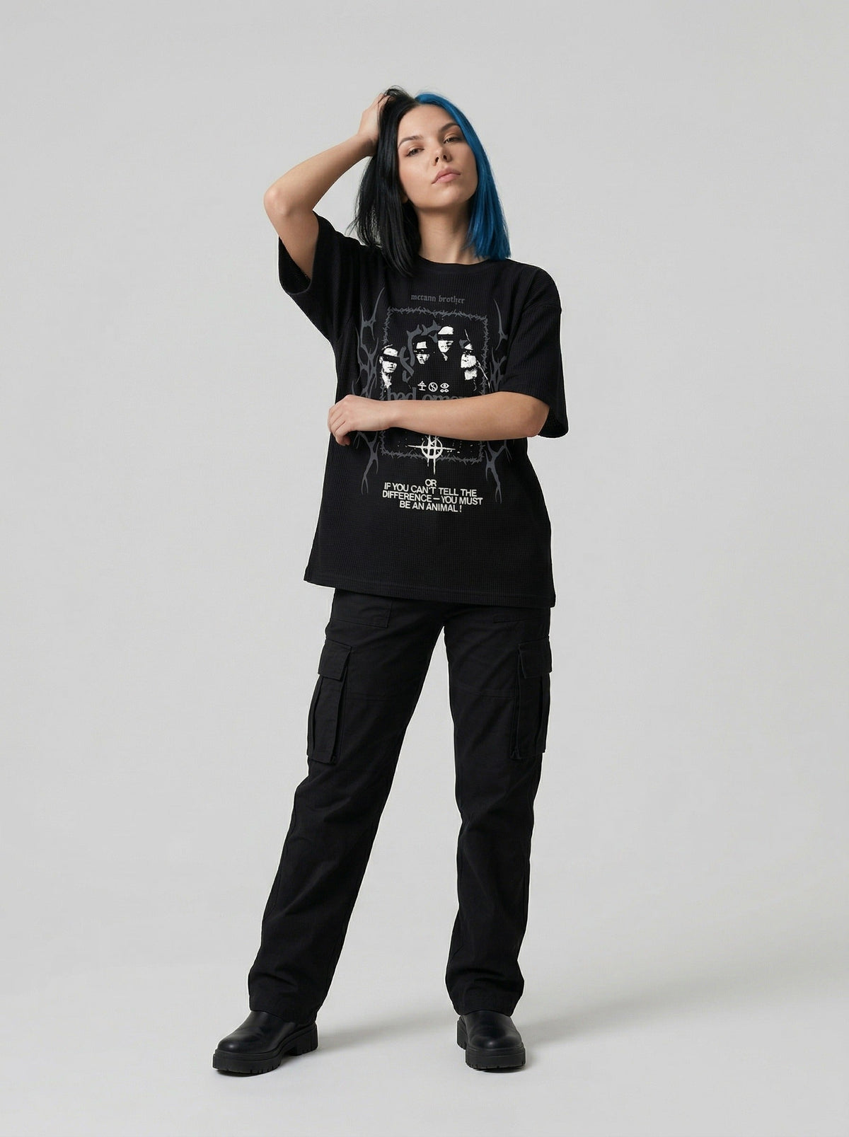 DAXUEN Black short-sleeved waffle knit t-shirt with graphic design — model photo