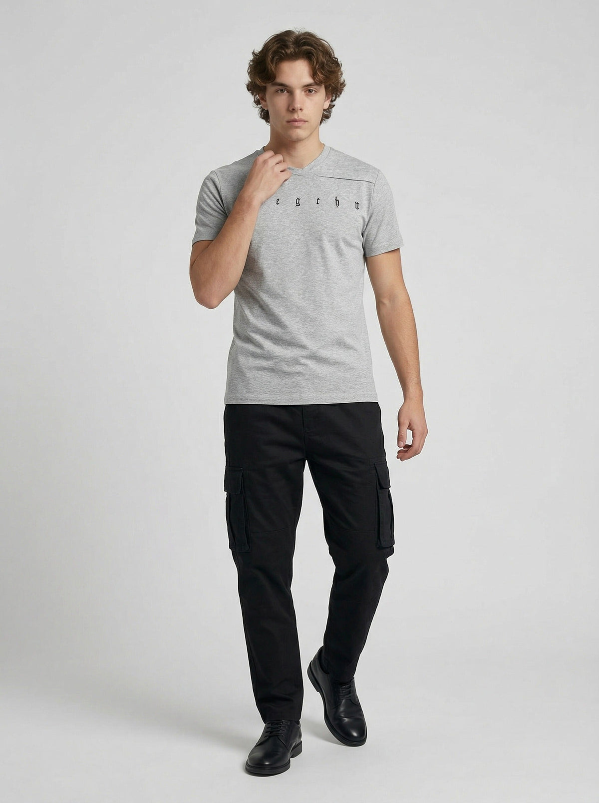 DAXUEN Gothic letter graphic short-sleeved t-shirt — model photo