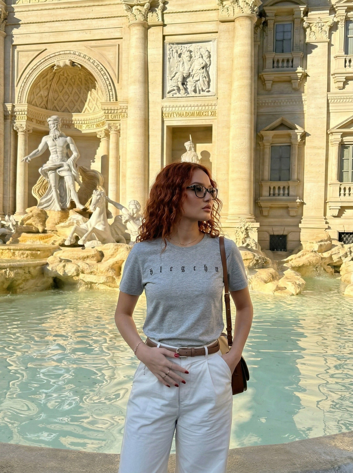 DAXUEN Gothic letter graphic short-sleeved t-shirt — model photo