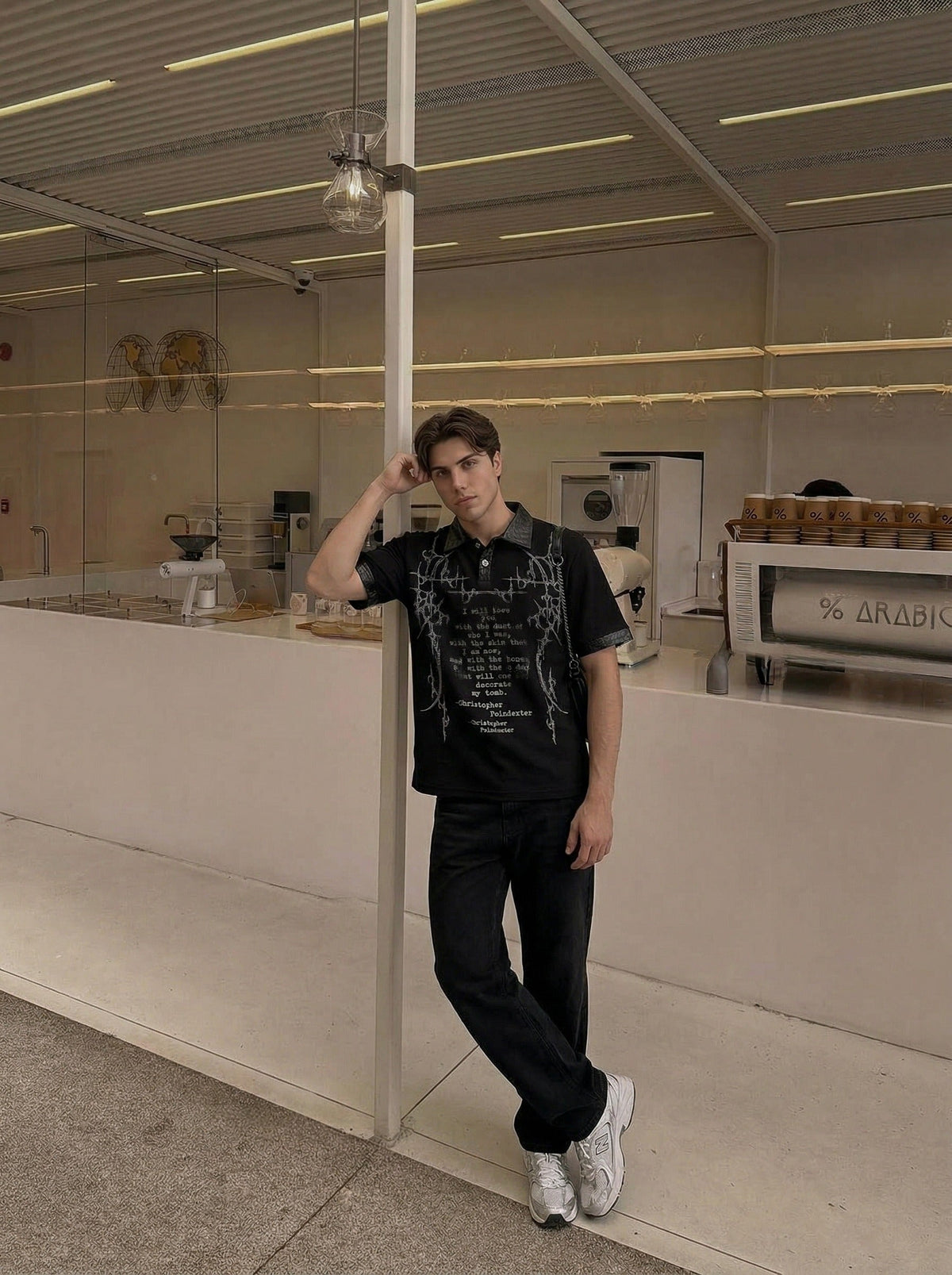 DAXUEN Black short-sleeved polo shirt with graphic print — model photo