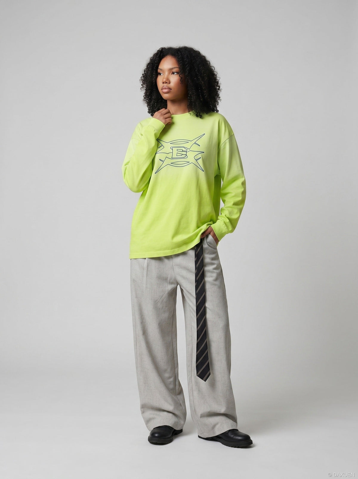 DAXUEN Oversized long sleeve t-shirt with graphic design — model photo