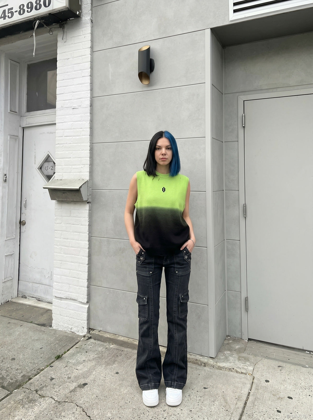 DAXUEN Gradient knit vest with embroidery — model photo