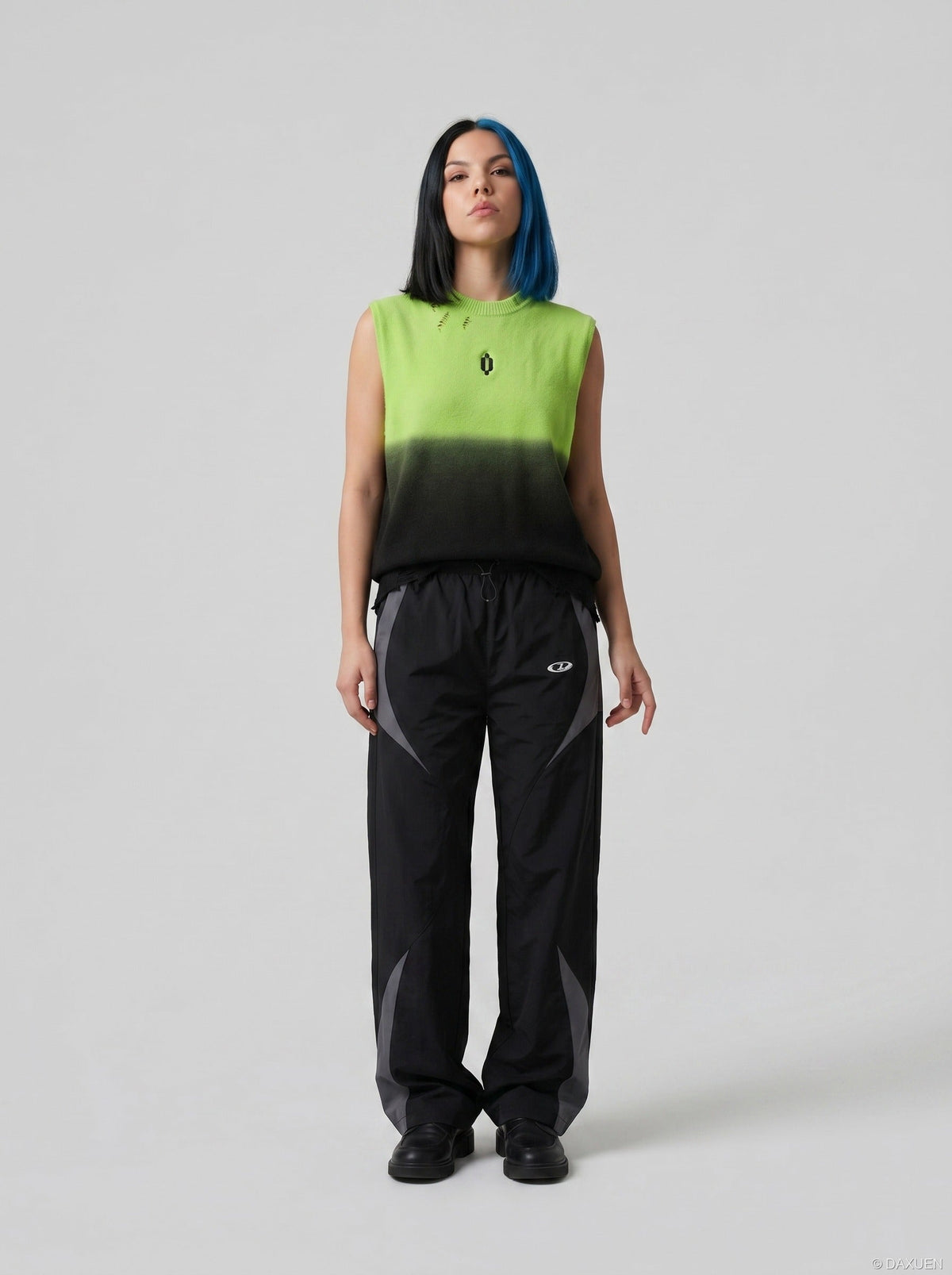 DAXUEN Gradient knit vest with embroidery — model photo