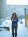 DAXUEN Gradient striped short-sleeved t-shirt with logo — model photo