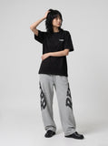 DAXUEN solid blue oversized gradient-wordmark graphic tee — model photo