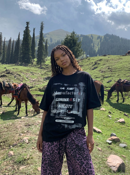 DAXUEN Oversized short-sleeved crew neck t-shirt with graphic design — model photo