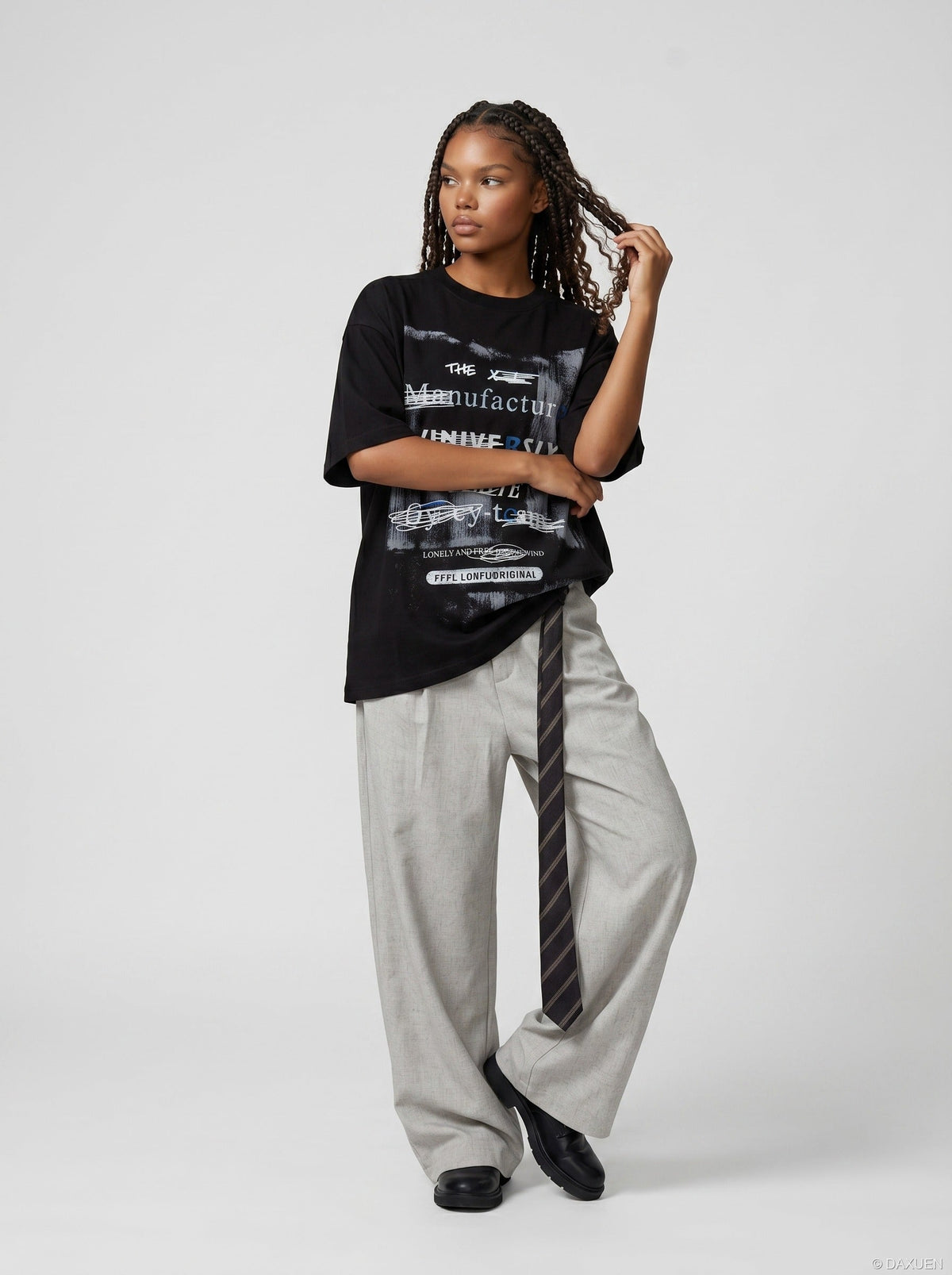 DAXUEN Oversized short-sleeved crew neck t-shirt with graphic design — model photo