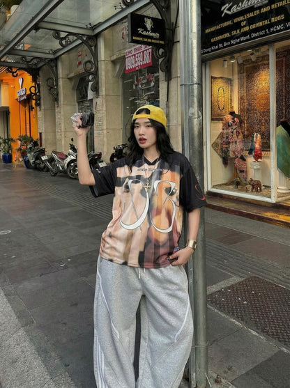 DAXUEN Oversized black graphic V-neck T-shirt with canine print — model photo