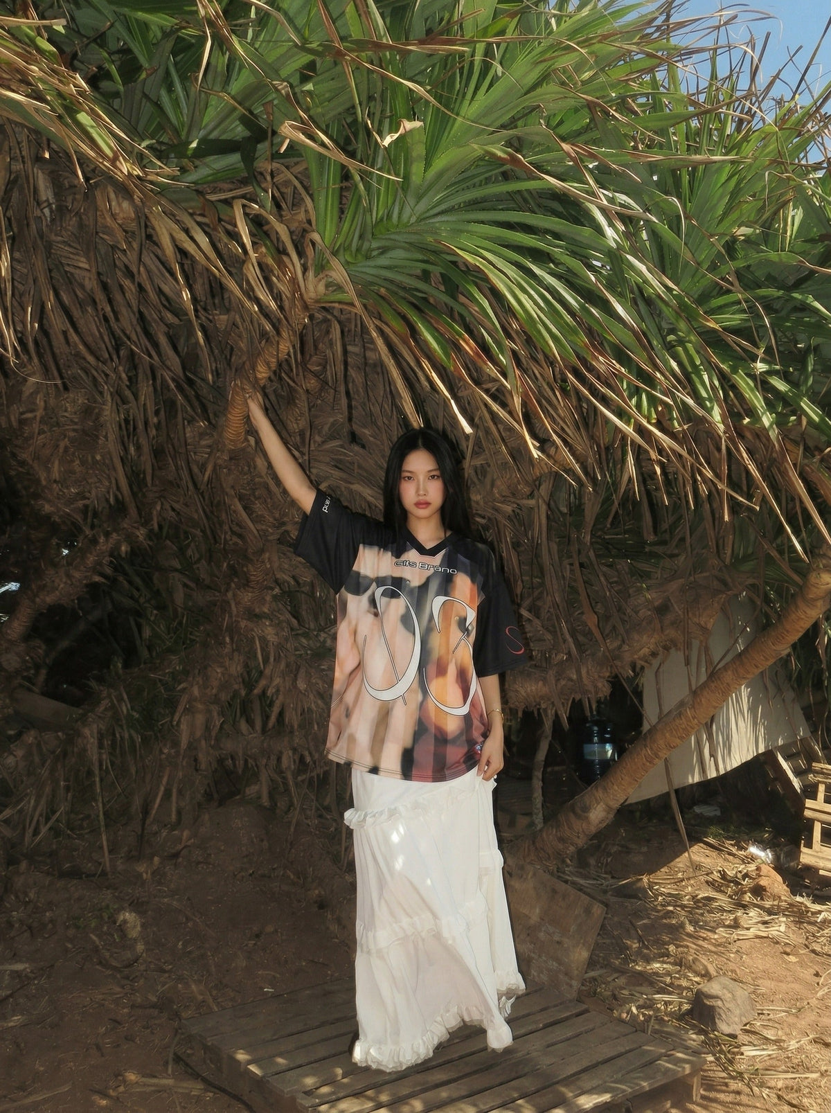 DAXUEN Oversized black graphic V-neck T-shirt with canine print — model photo