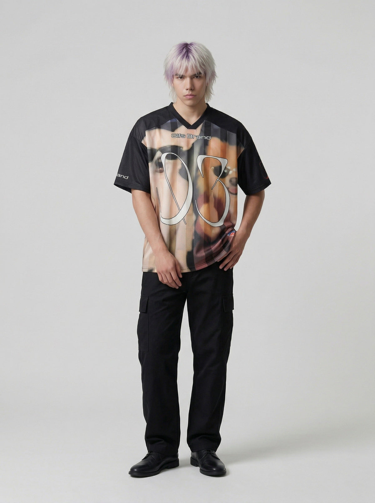 DAXUEN Oversized black graphic V-neck T-shirt with canine print — model photo