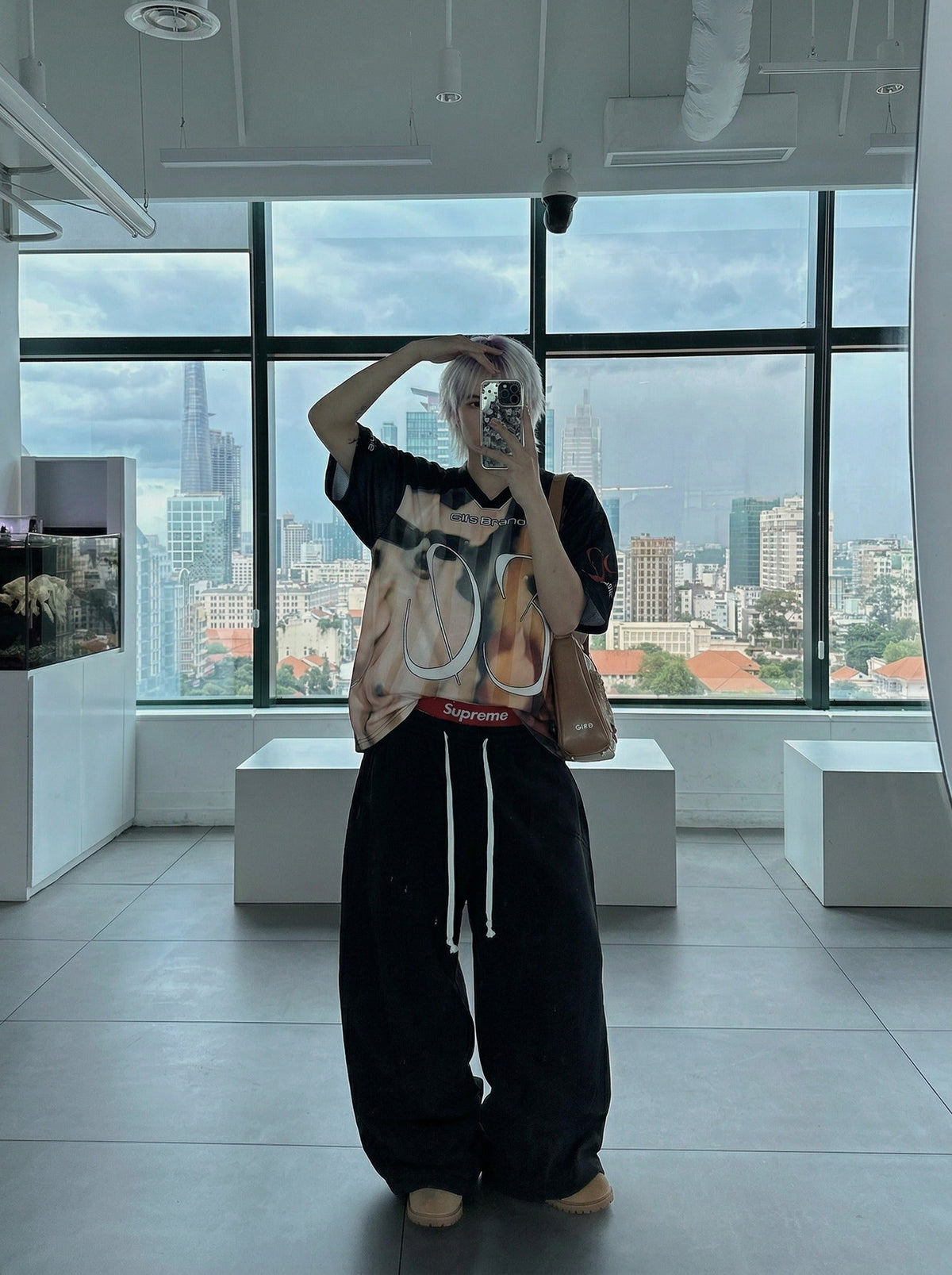 DAXUEN Oversized black graphic V-neck T-shirt with canine print — model photo