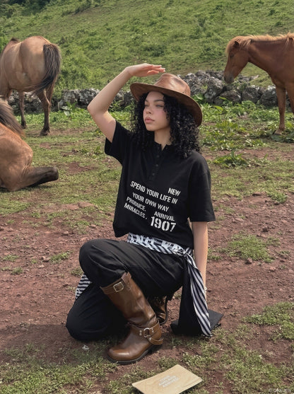 DAXUEN Short-sleeve Henley T-shirt with graphic design — model photo