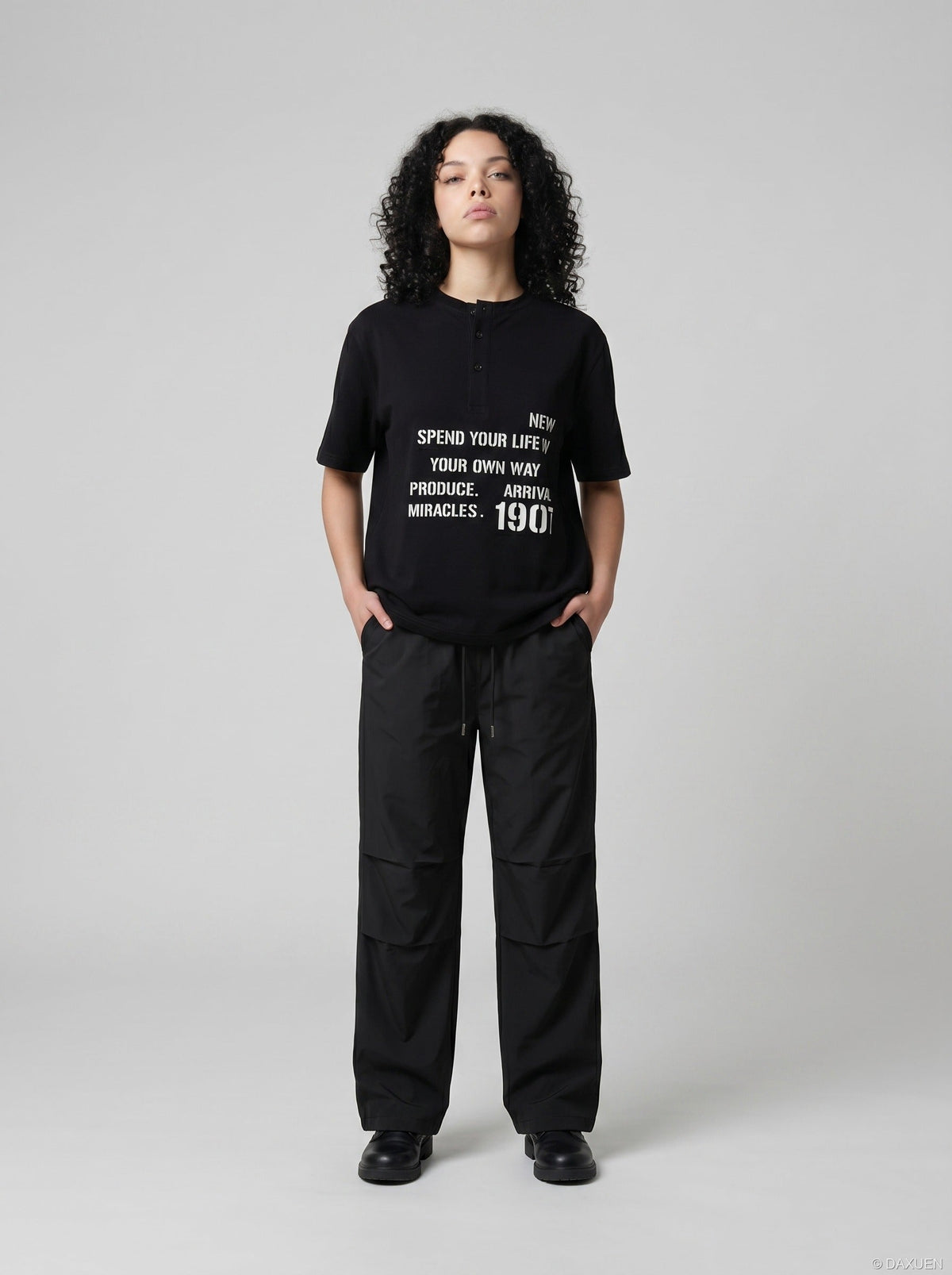 DAXUEN Short-sleeve Henley T-shirt with graphic design — model photo