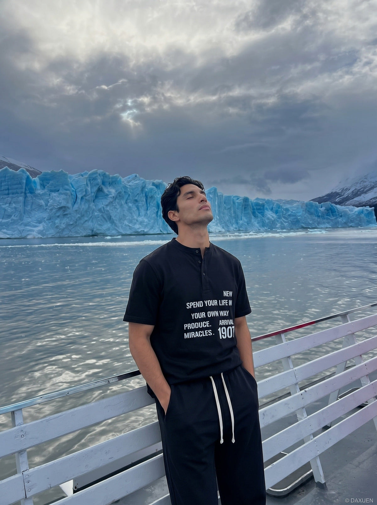 DAXUEN Short-sleeve Henley T-shirt with graphic design — model photo