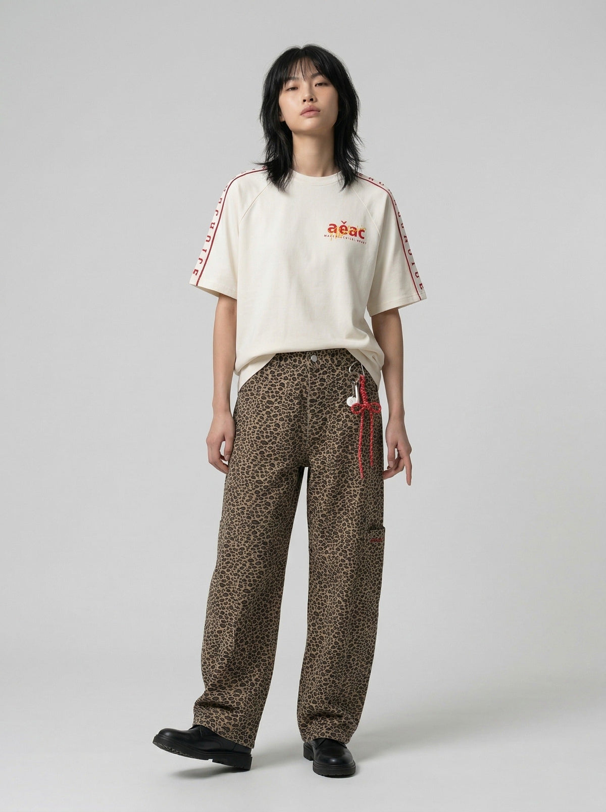 DAXUEN Graphic raglan crew neck t-shirt with text prints — model photo