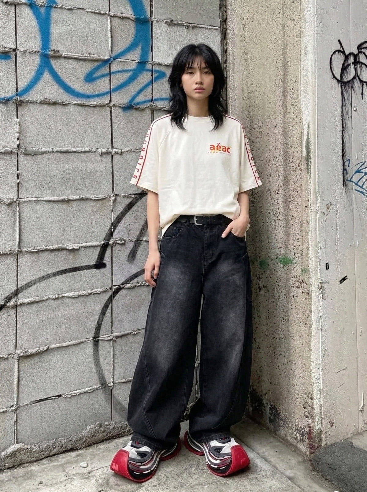 DAXUEN Graphic raglan crew neck t-shirt with text prints — model photo