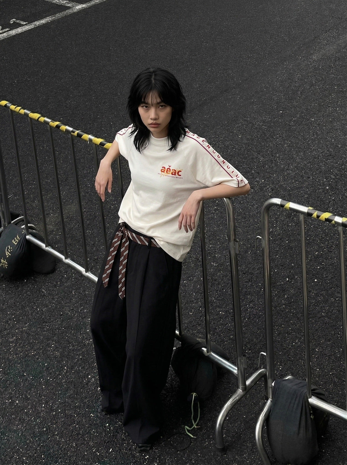 DAXUEN Graphic raglan crew neck t-shirt with text prints — model photo
