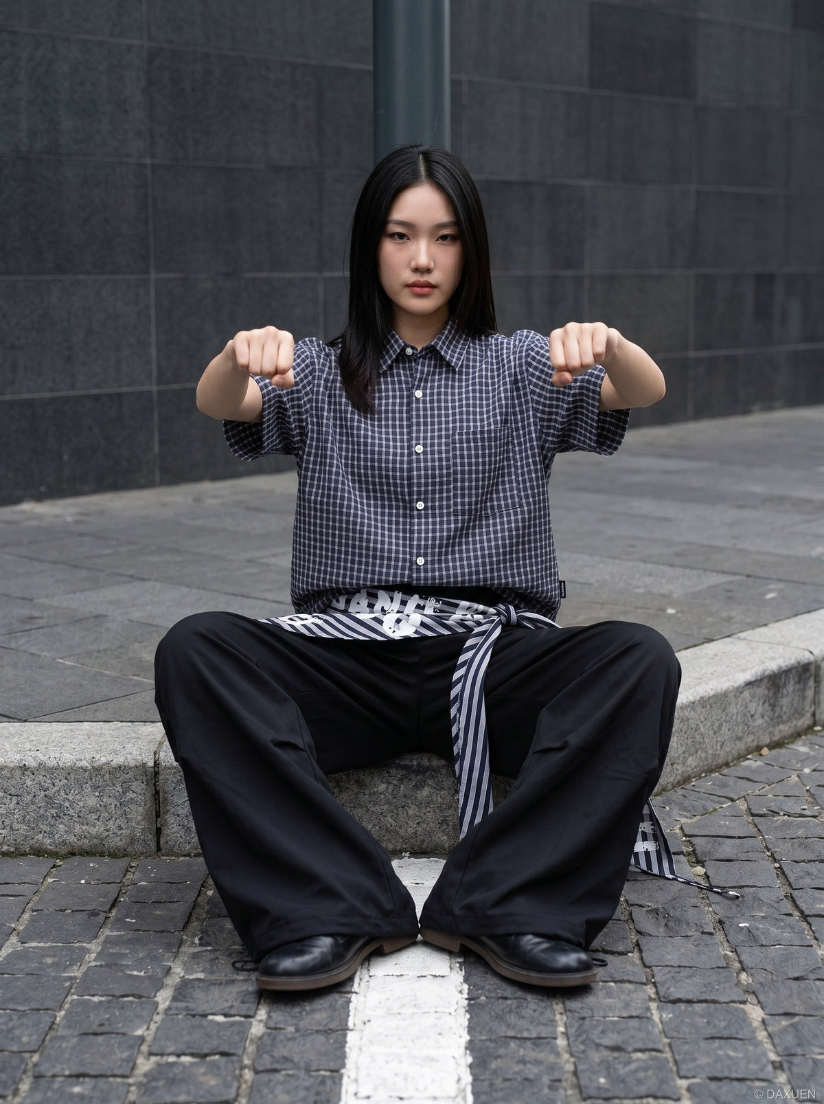 DAXUEN Loose-fitting short sleeve button-up shirt with grid pattern — model photo