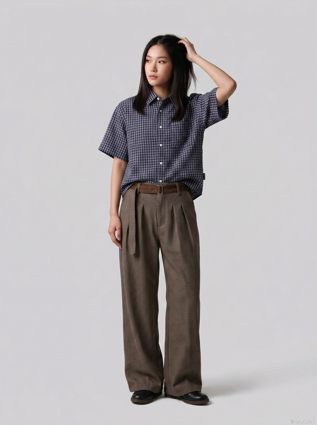 DAXUEN Loose-fitting short sleeve button-up shirt with grid pattern — model photo