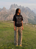 DAXUEN Black short-sleeved t-shirt with graphic text — model photo