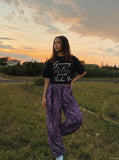 DAXUEN Black short-sleeved t-shirt with graphic text — model photo