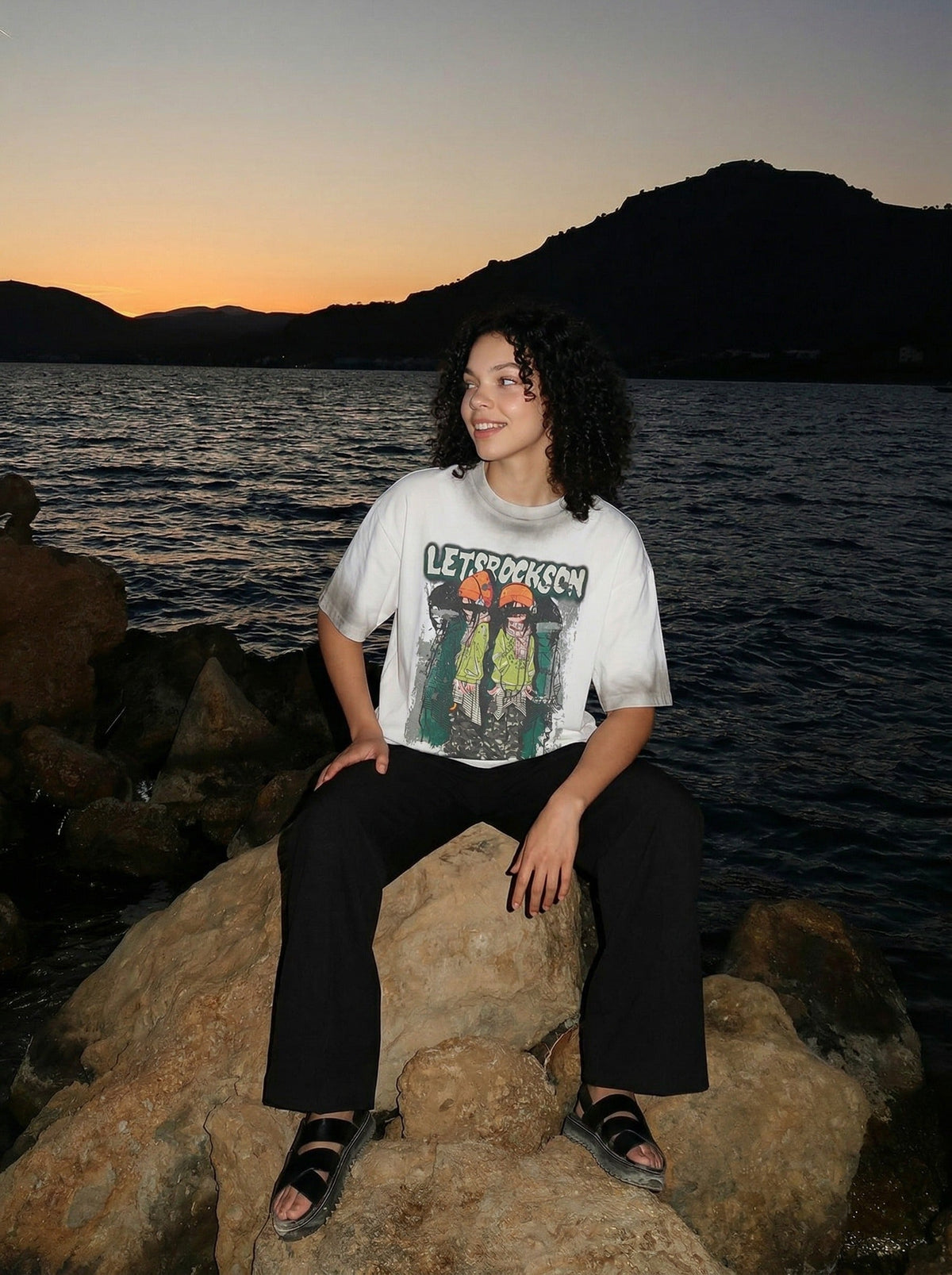 DAXUEN Faded wash crew neck t-shirt with graphic print — model photo