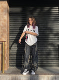 DAXUEN solid colour oversized hands-graphic t-shirt — model photo