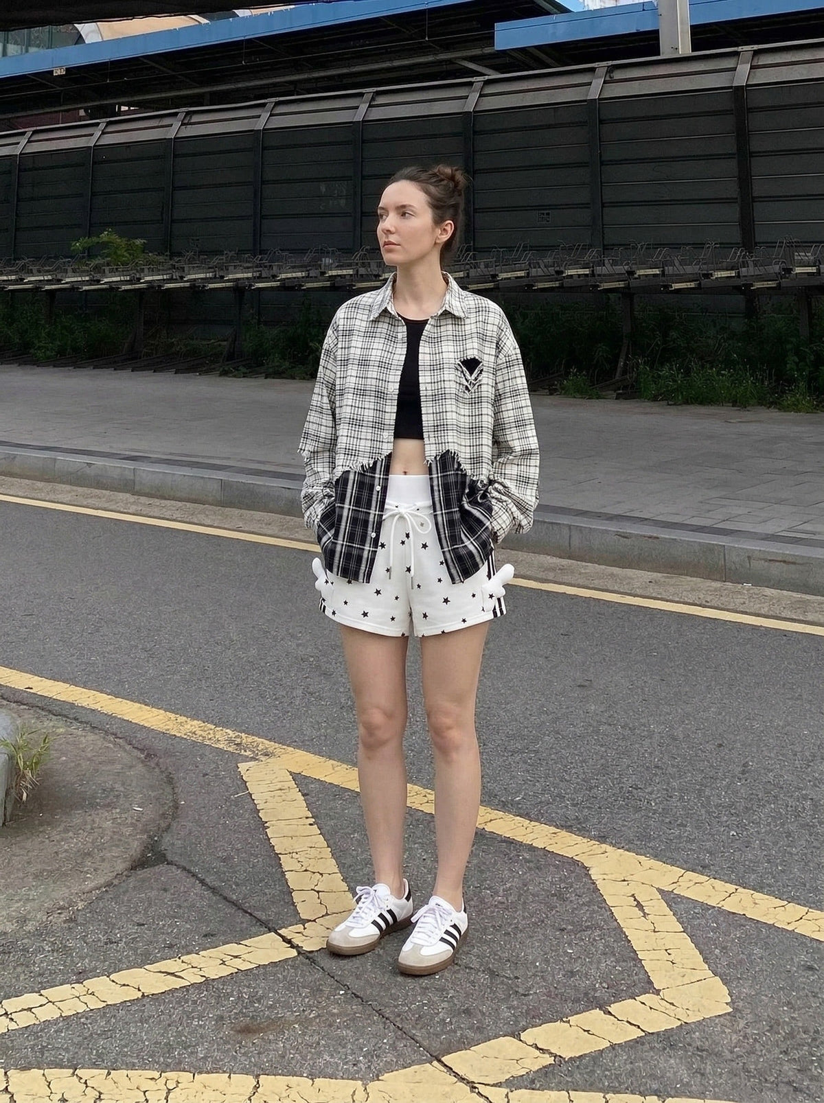 DAXUEN High-waisted star print lounge shorts — model photo