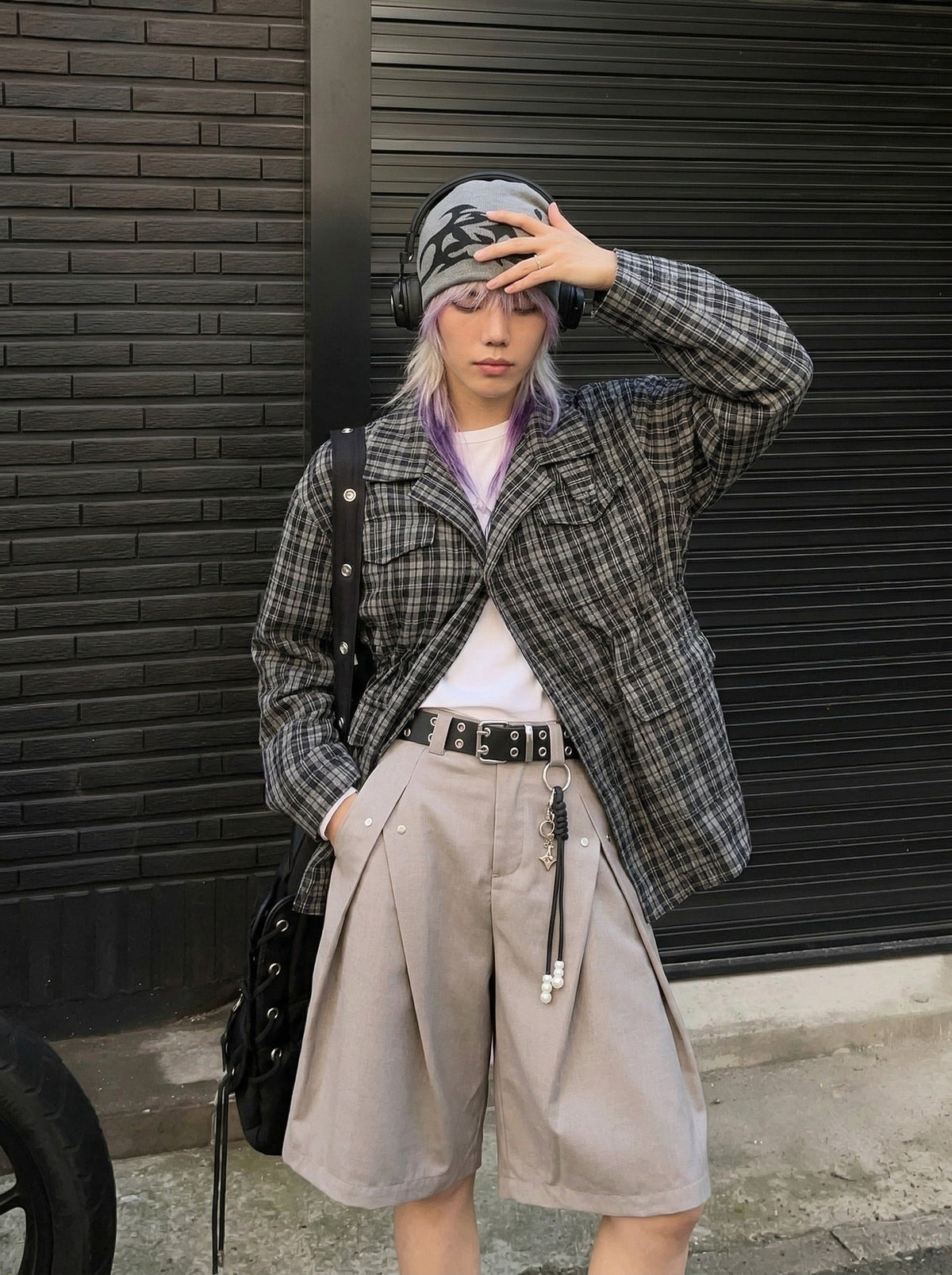 DAXUEN High-waisted wide-leg shorts with pleats and charm — model photo
