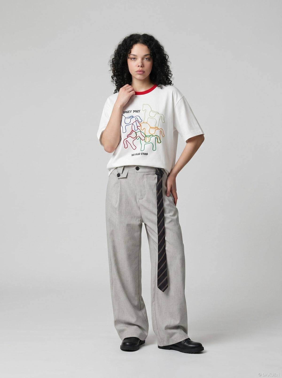 DAXUEN Short-sleeved embroidered t-shirt with horse graphic — model photo