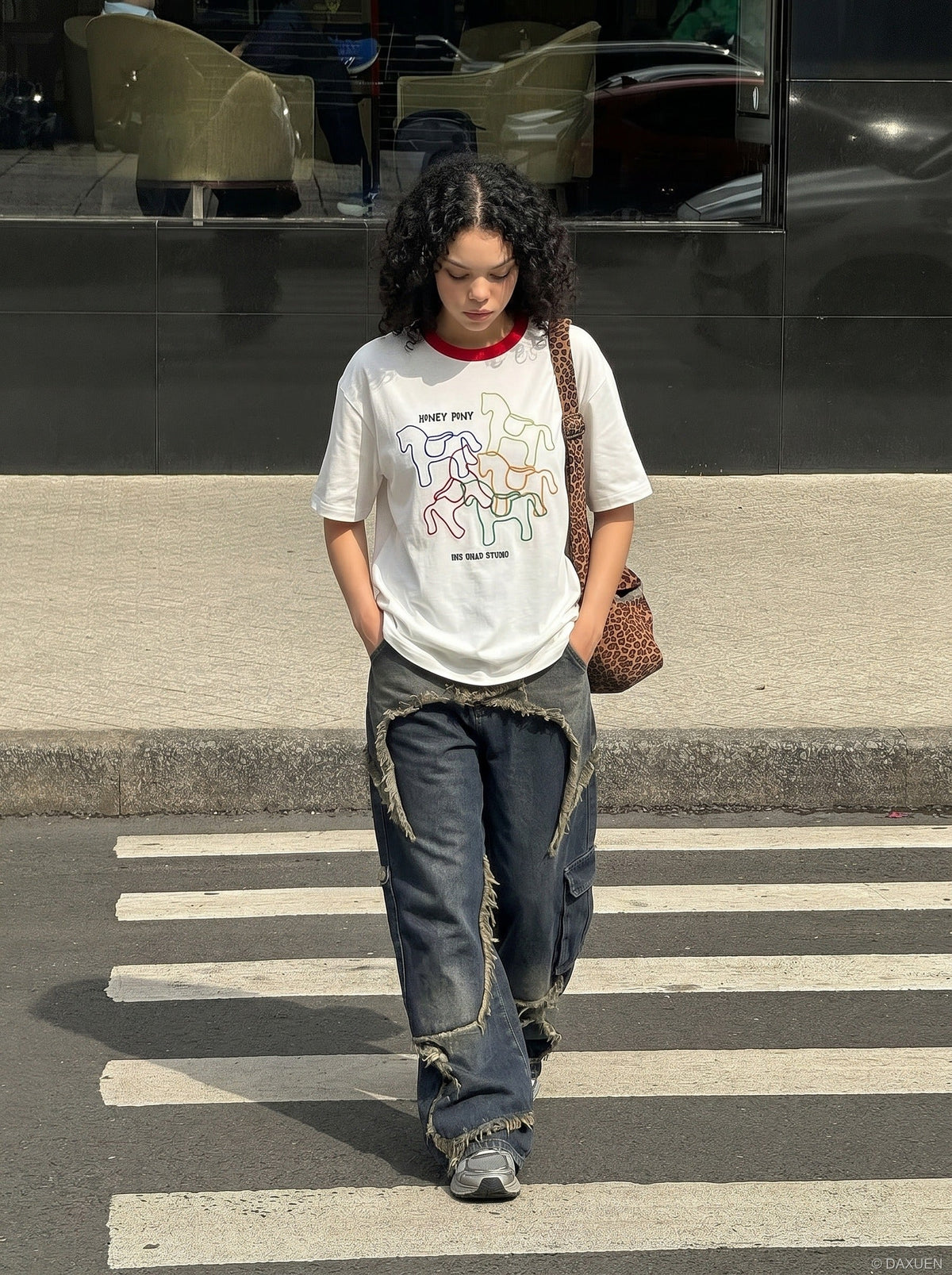 DAXUEN Short-sleeved embroidered t-shirt with horse graphic — model photo