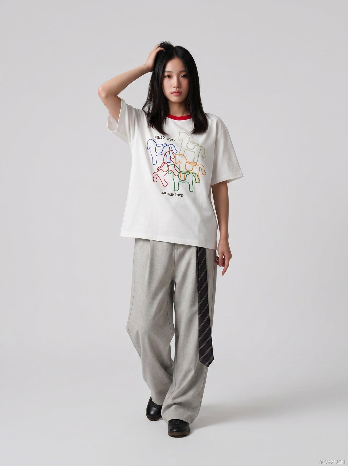 DAXUEN Short-sleeved embroidered t-shirt with horse graphic — model photo