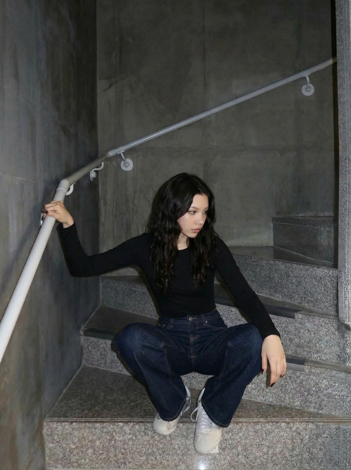 DAXUEN Wide-leg indigo blue jeans with contrast stitching — model photo