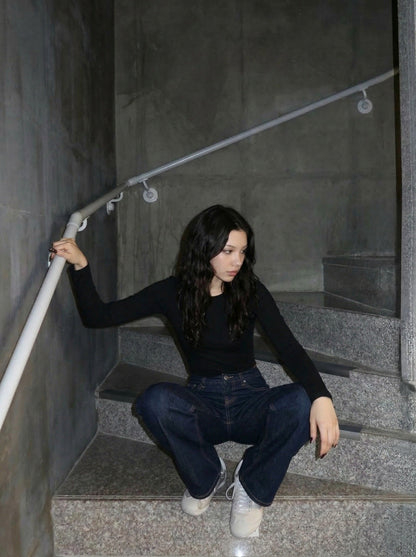 DAXUEN Wide-leg indigo blue jeans with contrast stitching — model photo