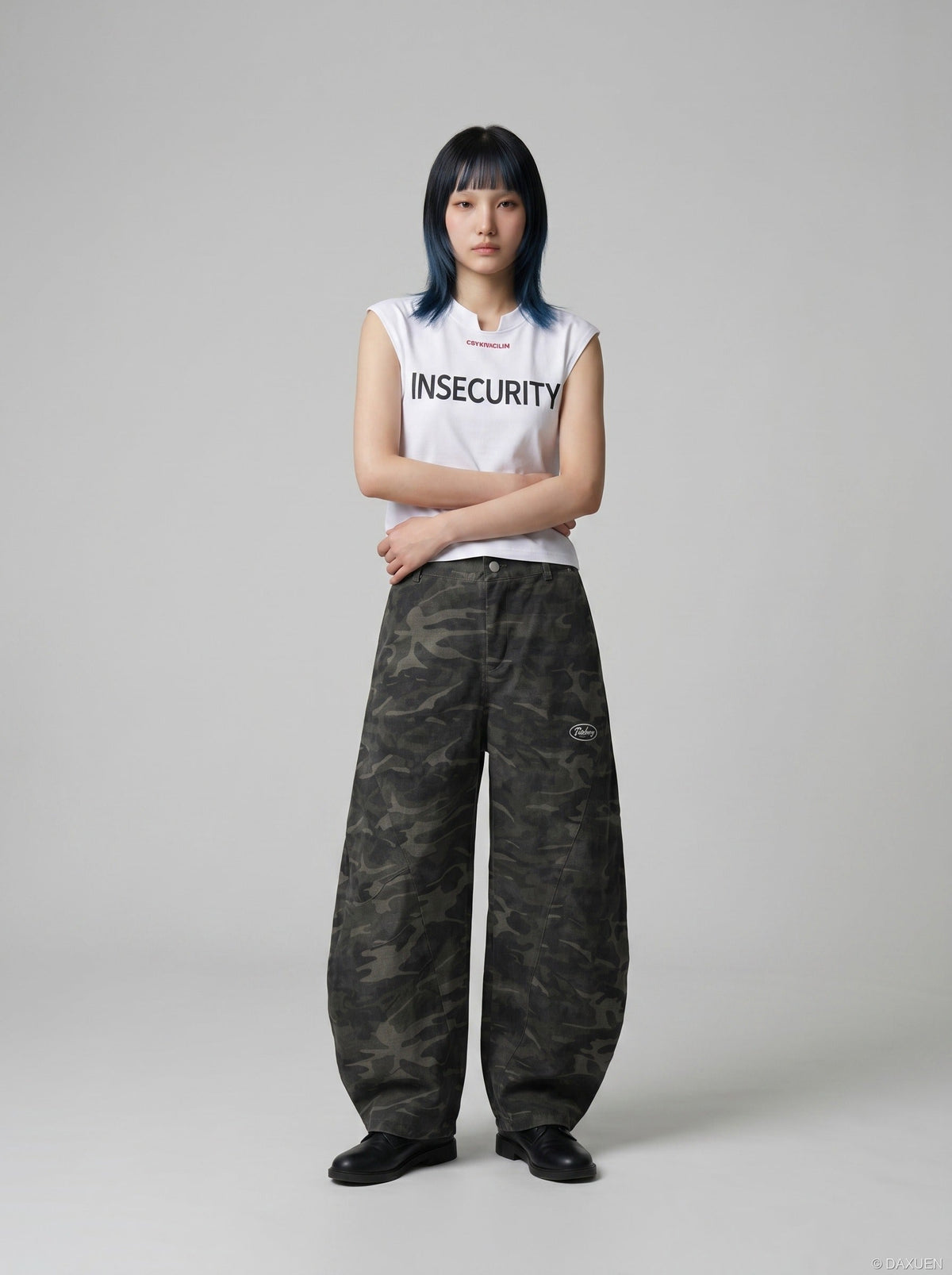 DAXUEN Short-sleeved graphic T-shirt with text prints — model photo
