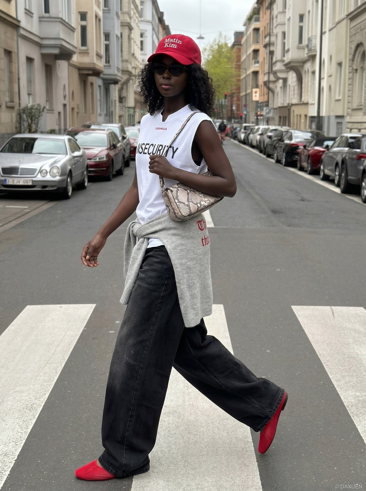 DAXUEN Short-sleeved graphic T-shirt with text prints — model photo