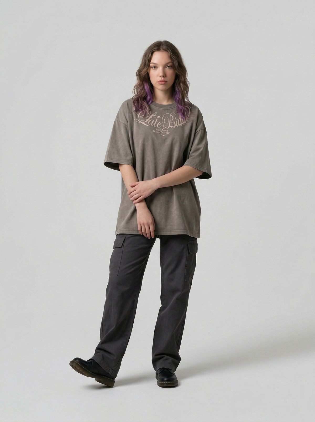 DAXUEN Oversized short-sleeved t-shirt with script graphic — model photo