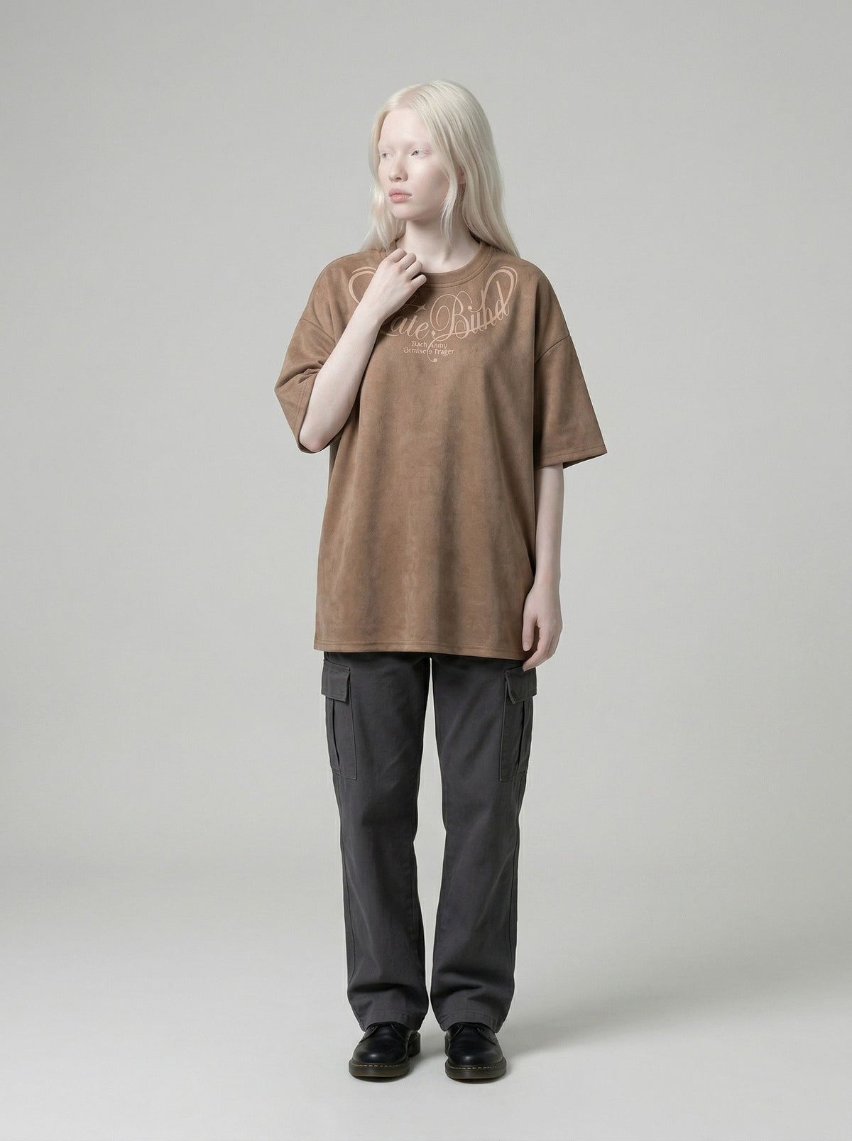 DAXUEN Oversized short-sleeved t-shirt with script graphic — model photo